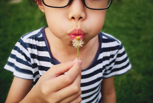 写真 ダンデレオンを吹く女の子のミッドセクション