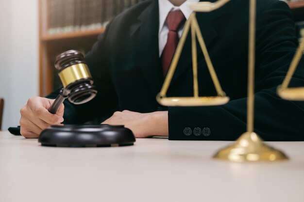 写真 机の上に座っているハンバーグを持った裁判官のミッドセクション