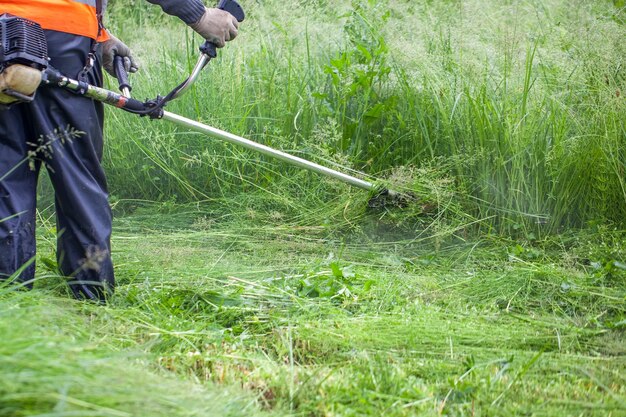 写真 機器で芝生を切る人の中間部分