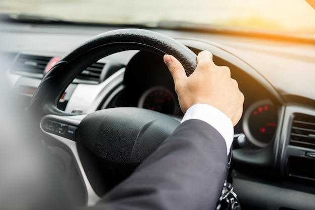 写真 自動車を運転する人の中間部分