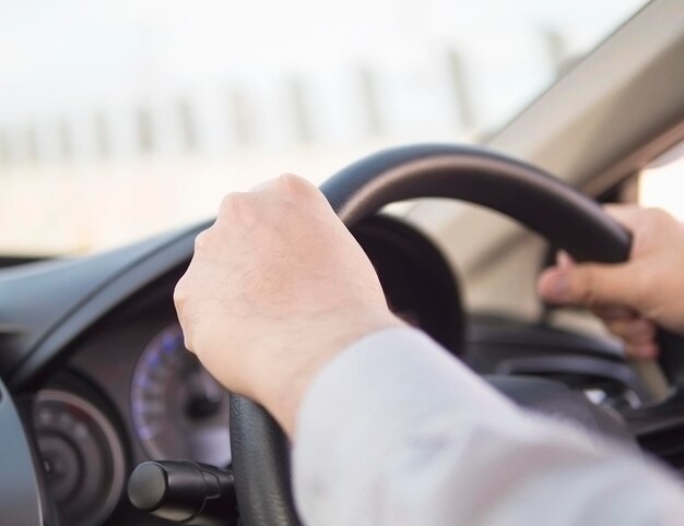 写真 自動車を運転する男性の中央部分