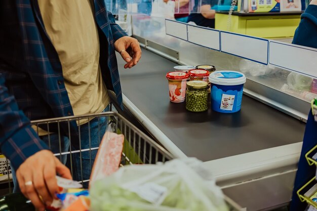 写真 食料品を貯蔵している男の真ん中