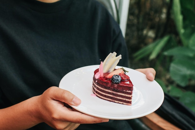 写真 ケーキを握っている男の中間部分