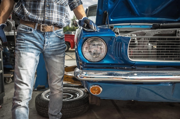 写真 車を握っている男の真ん中