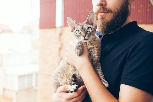 写真 猫を抱いた男の真ん中部分