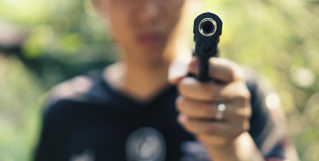 写真 屋外で銃を握っている男の真ん中