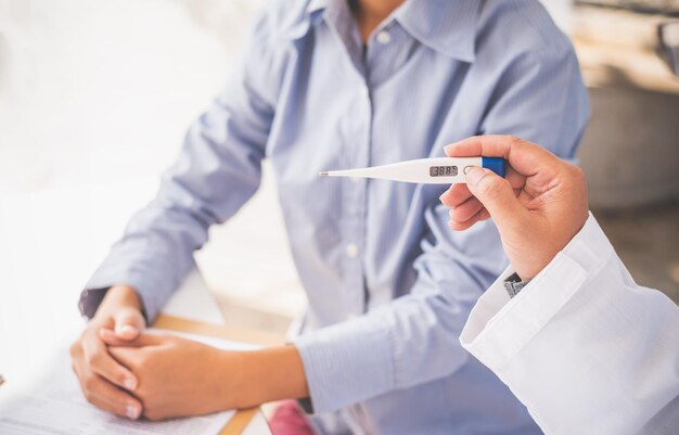 写真 テーブルの上に手を握っている男の真ん中