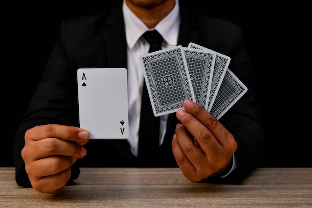 사진 검은색 배경 에 카드 를 들고 있는 남자 의 중간 부분
