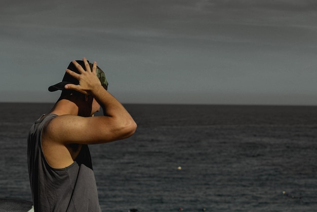 写真 空に対して海を握る男の真ん中