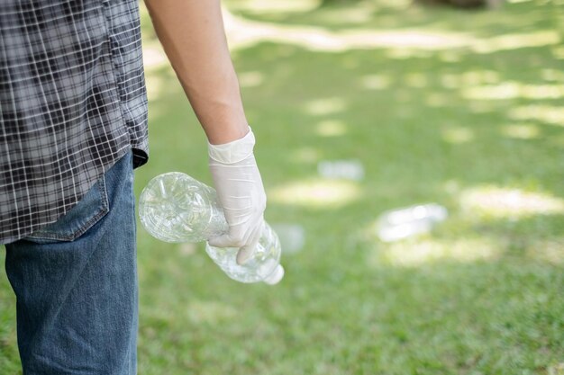 写真 傘を握っている男の真ん中