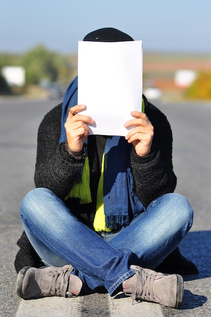 写真 外で座っている男性の中身