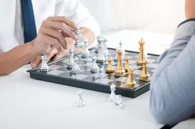 Фото Средняя часть человека, играющего в шахматы с другом