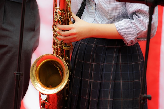 写真 ドラムを弾く男の真ん中