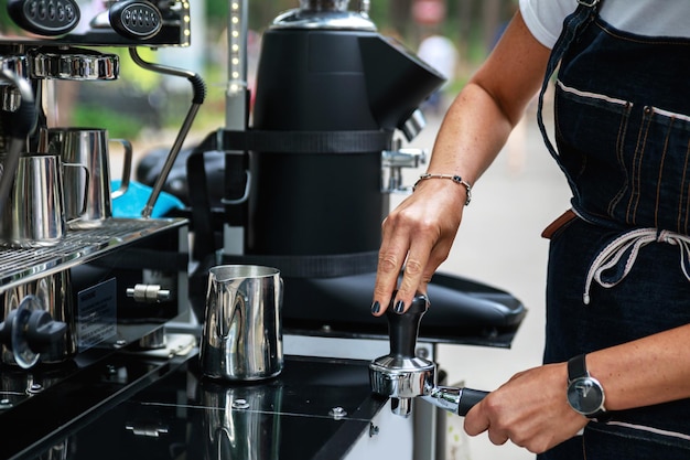 写真 コーヒーを注ぐ男性の中央部分