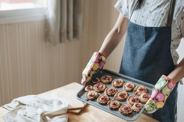 写真 家で食べ物を調理している男性のミッドセクション