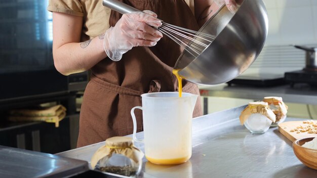 写真 テーブルの上で食べ物を準備している男性の中断