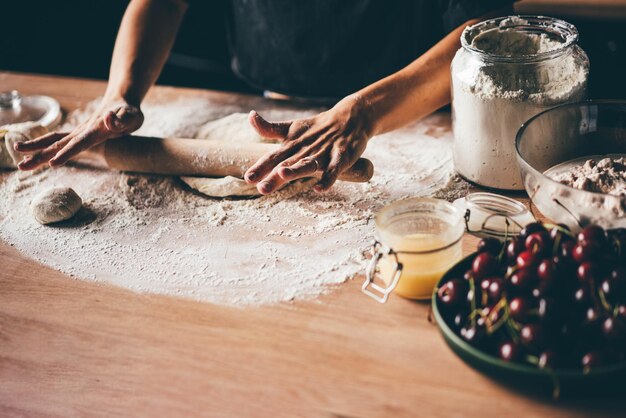 写真 テーブルの上で食べ物を準備している男性の中断