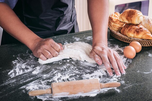 写真 テーブルの上で食べ物を準備している男性の中断