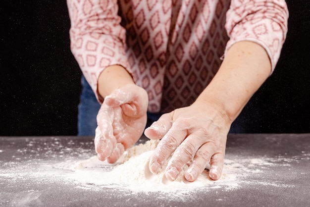 写真 食事の準備をしている男の真ん中