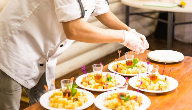 写真 食事の準備をしている男の真ん中