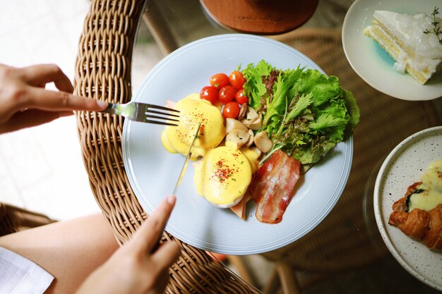 写真 食事の準備をしている男の真ん中