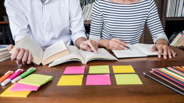 写真 テーブルの上で本を読んでいる男の真ん中