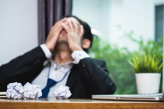 写真 テーブルに座っている男の真ん中