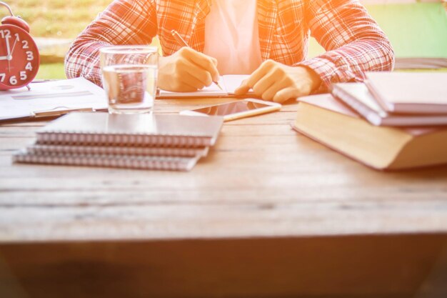 写真 テーブルの上で勉強している男性の中央部分