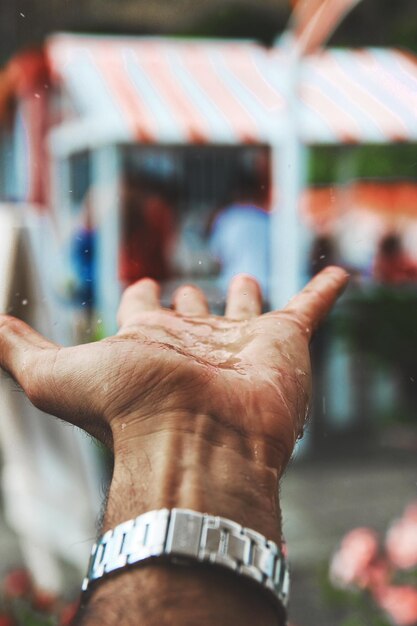 写真 腕を上げた男の中間部分