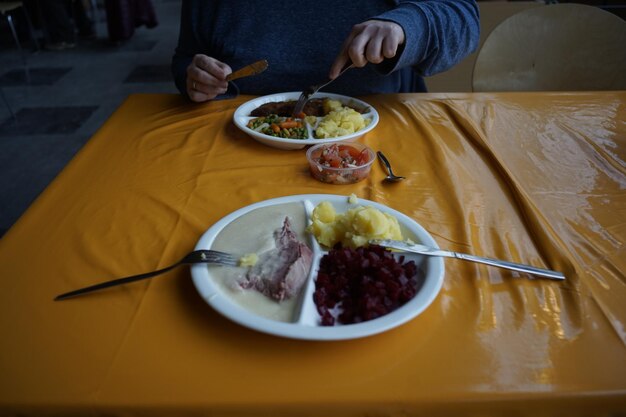 写真 プレートで提供される食事の半分