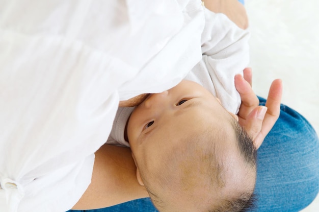 사진 색 바탕 에 모유 를 먹이는 아기 의 중간 부분