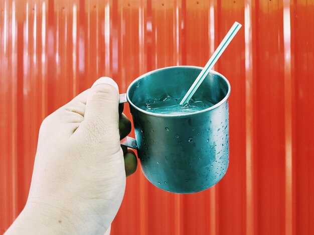 写真 飲み物を握っている人の真ん中