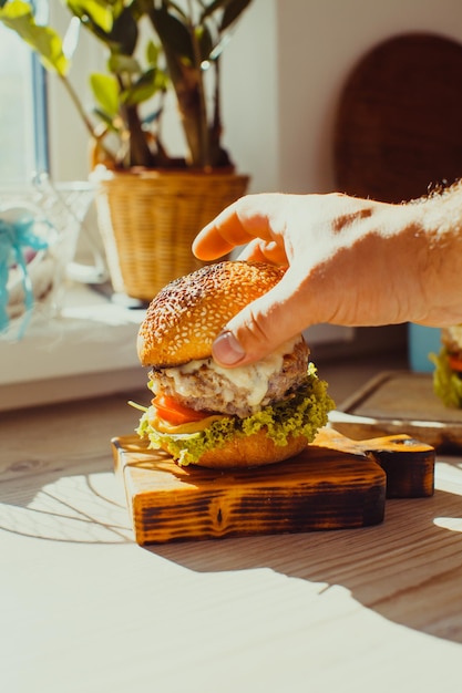 写真 アイスクリームを握っている人の真ん中