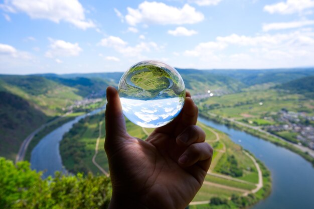 写真 空に向かって傘を握っている人の中間部分