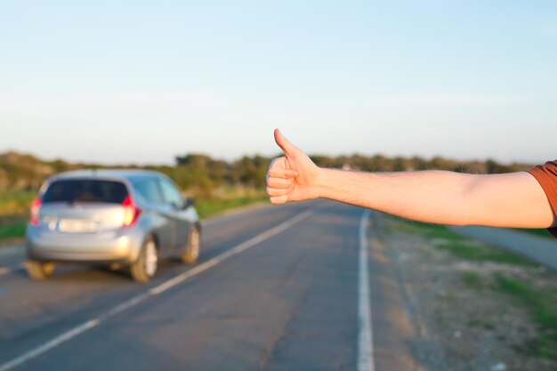 写真 空に向かって道路に乗っている人の中間部分