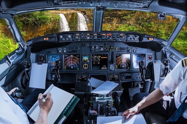 Фото Средняя часть пилотов, держащих бумагу в кабине пилота над лесом