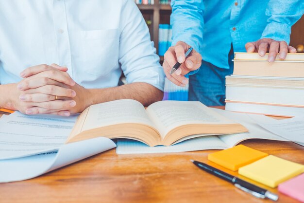 写真 図書館で議論している学生のミッドセクション