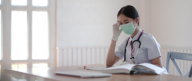 写真 テーブルに座っている女性の真ん中