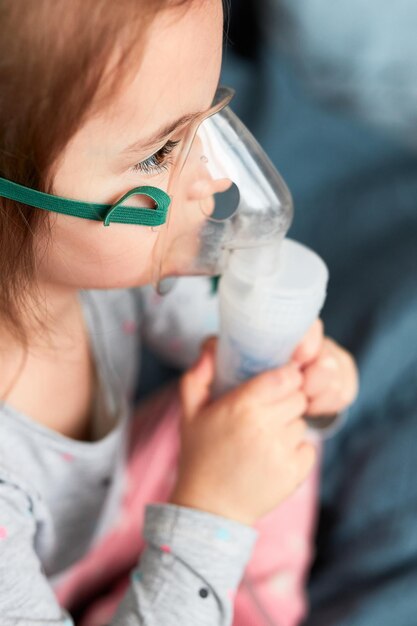 写真 水を飲む女性の中央部分