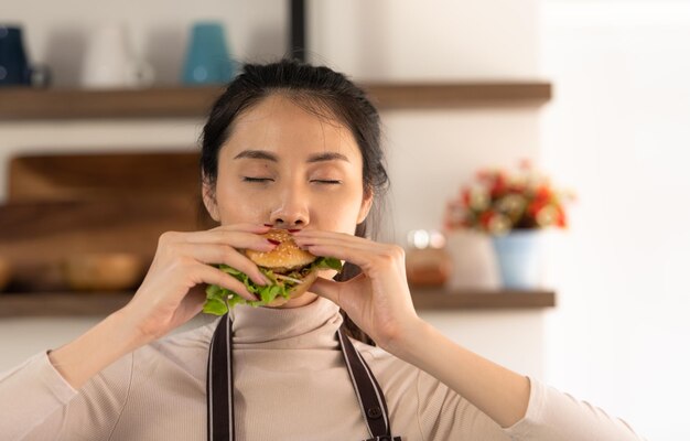 写真 食べ物を食べている女性の中央部分