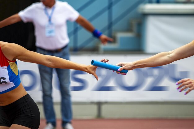 写真 ジムで運動している女性の中間部分