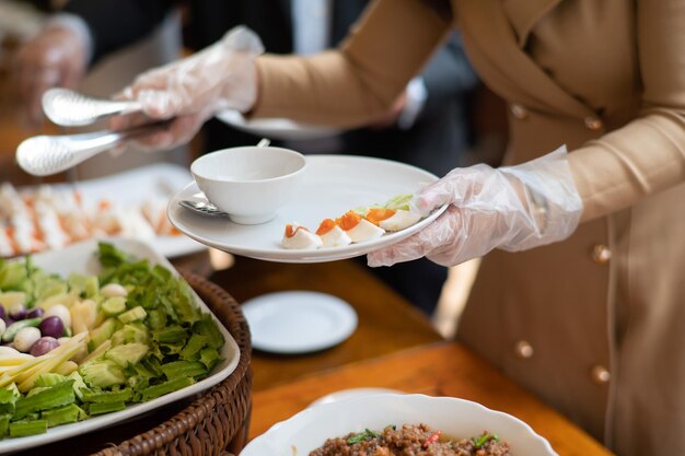 写真 食べ物を食べている女性の真ん中