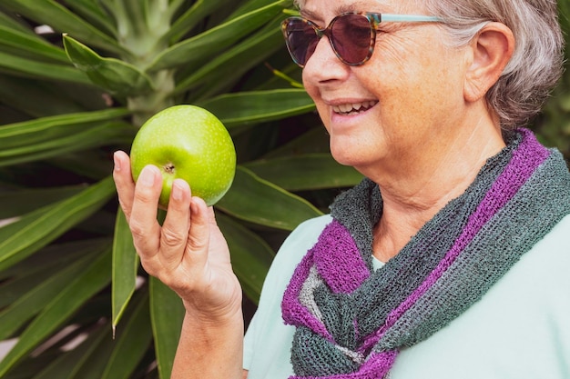 Фото Средняя часть женщины, держащей яблоко на открытом воздухе