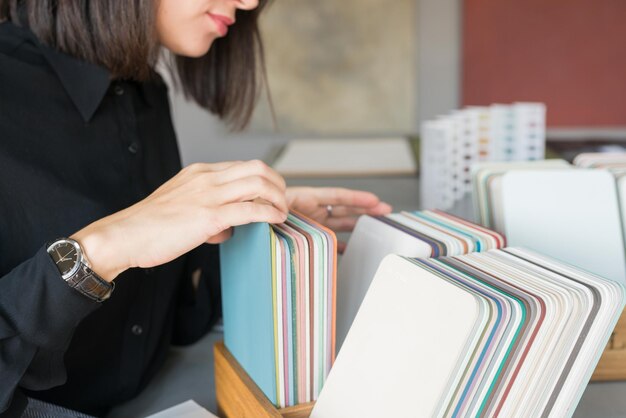 写真 本を持った女性の中央部分