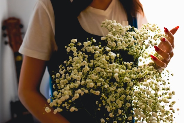 写真 花束を握っている女性の中央部分