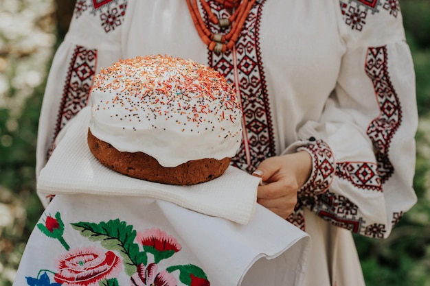 Фото Средняя часть женщины, держащей торт