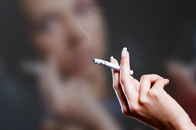 Фото Средняя часть женщины, держащей сигарету