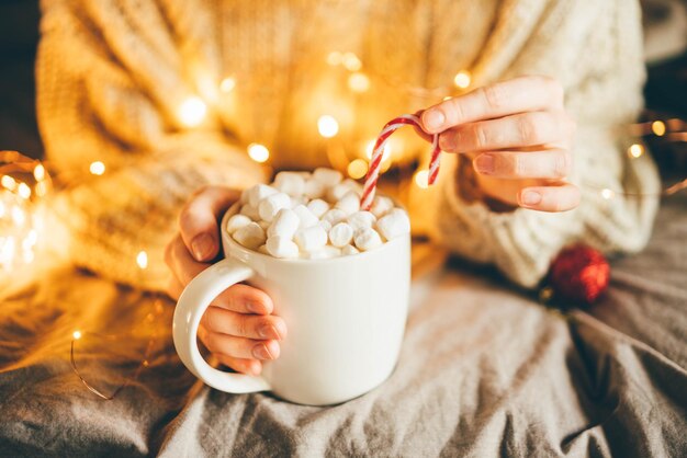 写真 コーヒーを握っている女性の中央部分