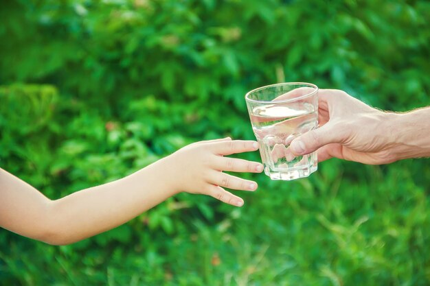 写真 飲み物を握っている女性の中央部分