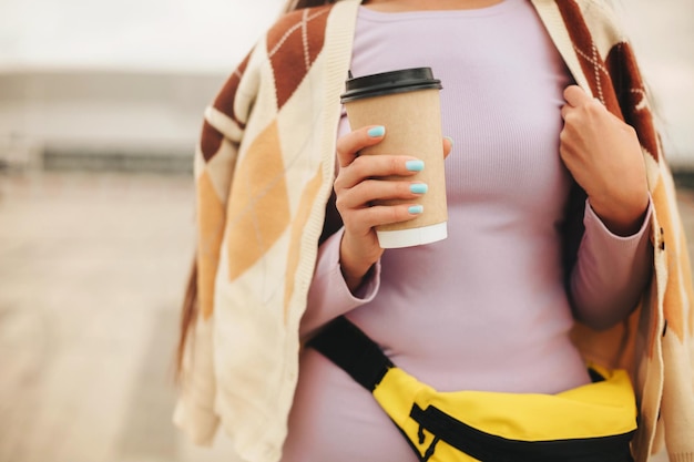 写真 飲み物を握っている女性の中央部分